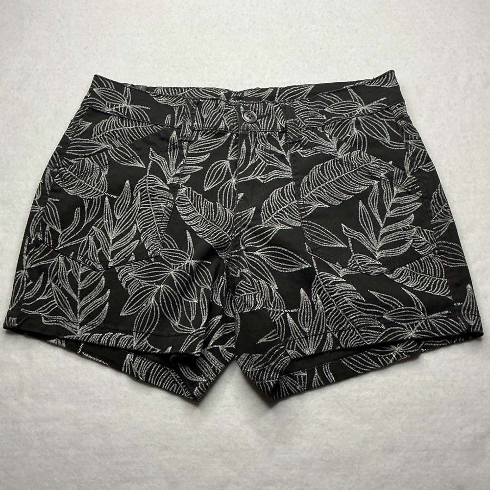 Supplies by UNIONBAY Alix 5" Stretch Short Black White Tropical Leaf Print Sz 4
